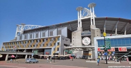 Penampakan Johan Cruyff Arena dari depan. (sumber foto: amsterdamtips.com)