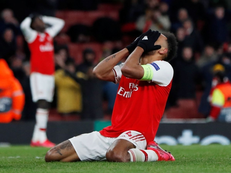 Kapten tim Arsenal, Pierre-Emercik Aubameyang yang tentunduk menangis setelah timnya tersingkir dari Liga Europa. (sumber foto: mirror.co.uk)