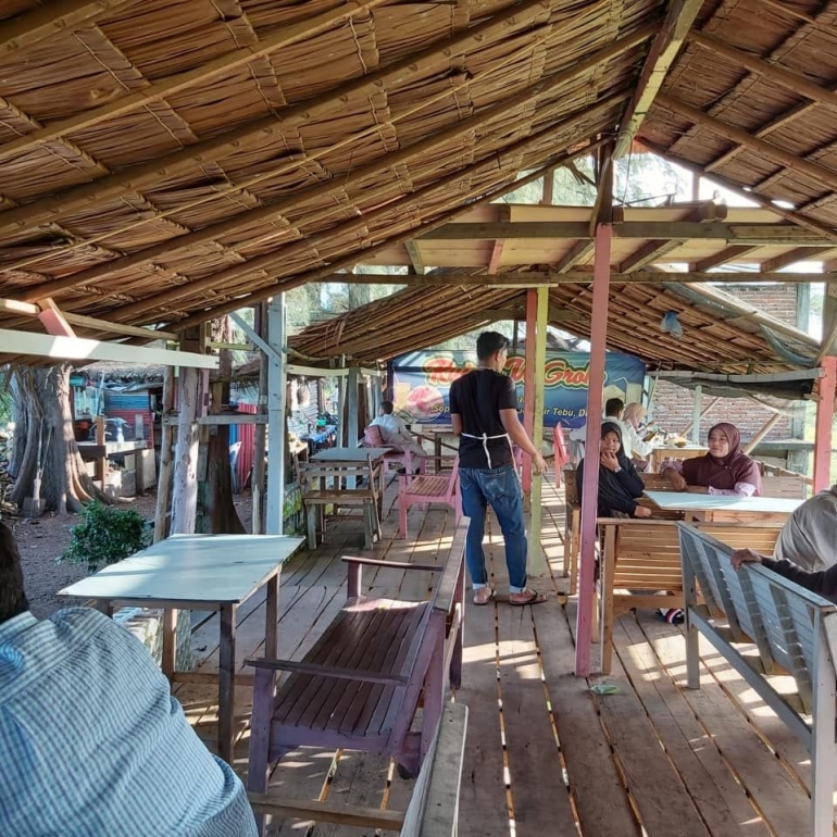 Gambar 3, Saung, kafe sederhana tempat menikmati rujak U Groh dengan pemandangan sawah di sekitar (Doc. FMT)