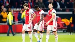 Pemain Ajax Amsterdam berjalan gontai keluar lapangan setelah kalah agregat dari Getafe di babak 32 besar Liga Europa. (sumber foto: tellereport.com)
