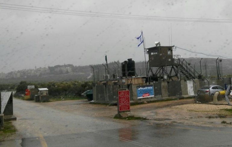 Pos militer Israel berada di mulut jalan atau area A atau wilayah otoritas dan dibawah kekuasaan Palestina. (Foto: Gapey Sandy)