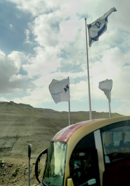 Bendera Israel di border crossing Allenby Bridge. (Foto: Gapey Sandy)
