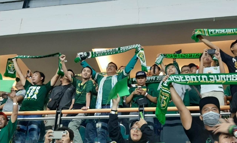 Suporter Persebaya di laga pembukaan Shophee Liga 1 2020 di Stadion GBT, Sabtu (29/2/2020). foto:humas umsurabaya