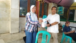 Admin ClicKompasiana, Muthiah Alhasany Menyerahkan tanda kasih