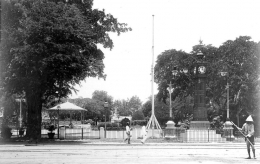 Jam Inggris dan Taman Kota 1902 | foto: monumen kolonial