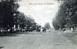 Jam Inggris dan Jl Aloon-Aloon tahun 1910| foto: monumen kolonial