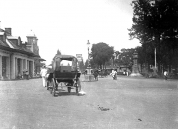 Jam Inggris dan Jl Aloon-Aloon 1920 (Koloniale Monumenten kolonialemonumenten.nl)