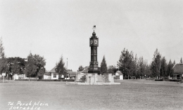 Jam Inggris di tempat yang baru | foto: monumen kolonial