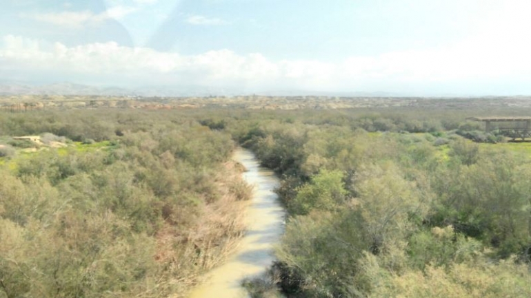 Sungai Yordan yang tidak lebar, dilintasan Allenby Bridge. (Foto: Gapey Sandy)
