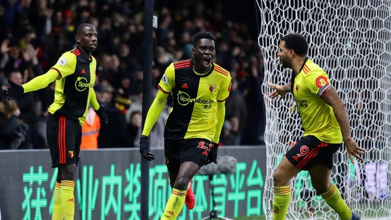 Ismaila Sarr merayakan golnya ke gawang Allison Becker. | Reuters.com