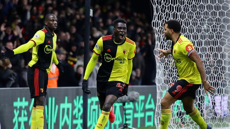 Ismaila Sarr merayakan golnya ke gawang Allison Becker. | Reuters.com