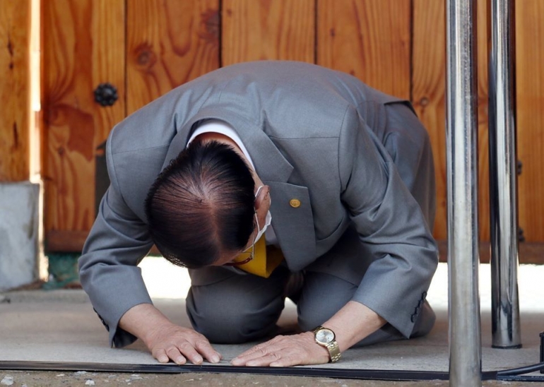 Lee Man-hee, pemimpin gereja di Korea Selatan yang berlutut memohon maaf di depan wartawan. Sumber foto: ABS.CBN. News