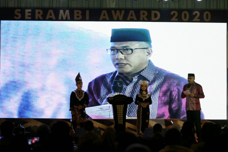 Plt Gubernur Aceh Membaca Puisi dalam Acara Serambi Award 2020 (Doc Humas Setda Aceh)