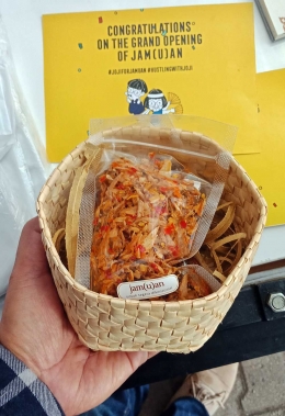 Ini produk untuk donasi kuliner Jam(u)an di wadah besek karya Duanyam. (Foto Bozz Madyang)
