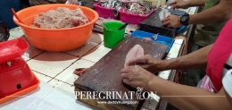 Melihat proses giling ikan untuk pempek (Foto: deddyhuang.com)