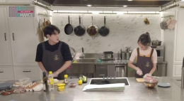 Kim Ji Young membantu istrinya di dapur. (sumber : youtube channel @amelicano)