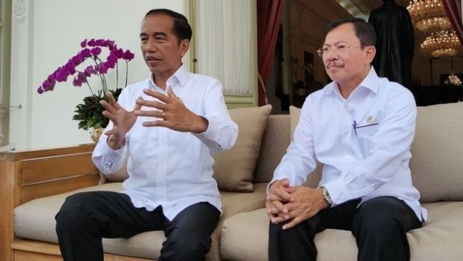 Presiden Joko Widodo didampingi Menteri Kesehatan Terawan Agus Putranto, mengonfirmasi dua orang WNI positif terkena virus corona (beritacenter.com)