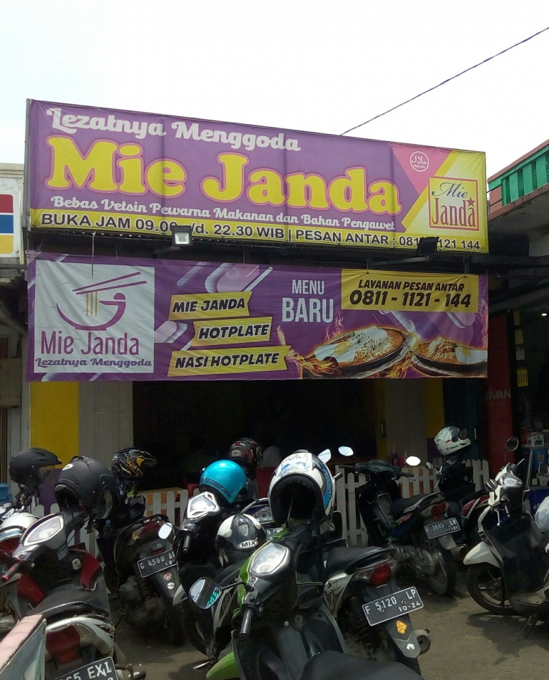 Kedai Mie Janda di Jl. Mayor Oking Jayaatmaja, Cibinong (foto: Djasepudin)