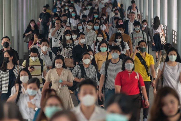 Warga Thailand menggunakan masker untuk melindungi diri dari resiko terpapar virus Corona| Shutterstock