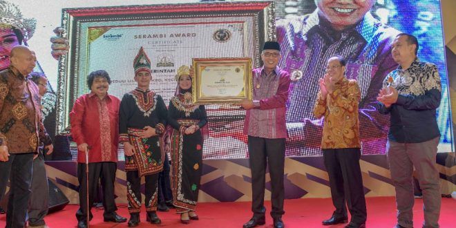 Plt Gubernur Aceh, Ir Nova Iriansyah MT, Menerima Penghargaan Anugerah Serambi Award 2020 (Doc. Setda Aceh)