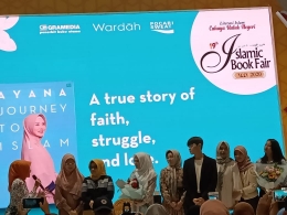 Gambar 2 : Athalia penggerak Jabar membaca memmeberikan ucapan selamat  kepada Ayana atas launching Buku Ayana Journey To Islam di dampingi keluarga dan sahabat doc. edrida pulungan