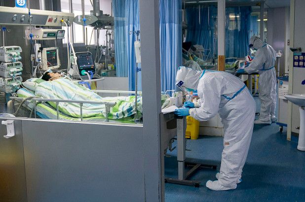 Seorang petugas medis sedang merawat pasien di Rumah Sakit Zhongnan, Universitas Wuhan di Wuhan, China. (sumber: NYPost.com)