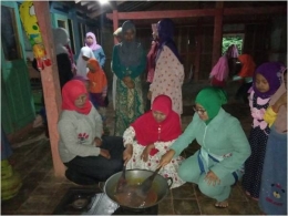 Warga Dusun Butuh dibantu Dosen UNIPMA mengolah temulawak menjadi serbuk minuman--dokpri