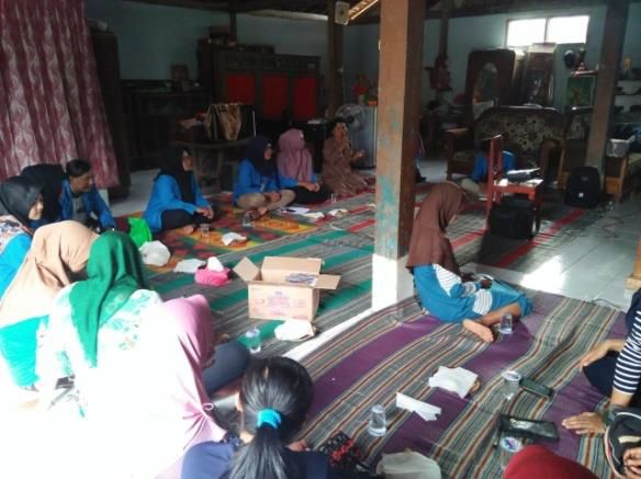 Sosialisasi Bersama Ibu-ibu PKK di rumah Kepala Dusun Desa Cermo