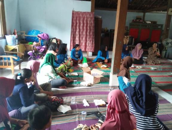 Sosialisasi Bersama Ibu-ibu PKK di rumah Kepala Dusun Desa Cermo