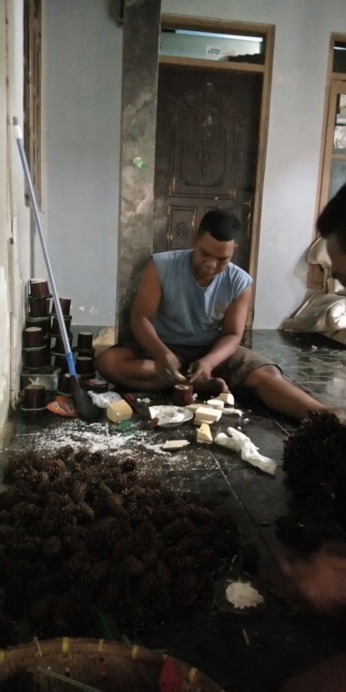 Bagan 1. Johar Makmum, pemilik usaha kerajinan bunga kering, sedang membuat kerajinan untuk usahanya di kediamannya yang juga tempat usahanya, Leuwisadeng pada 24/02/2020 | dokpri