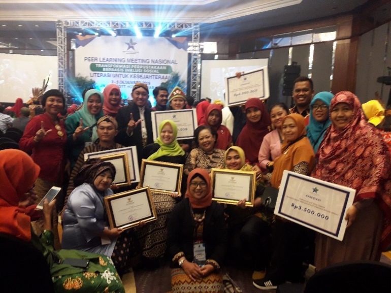 Perwakilan Perpustakaan Umum Brebes, Kursin saat foto bersama perpustakaan lain penerima penghargaan di Surabaya, awal desember 2019 (dokpri)
