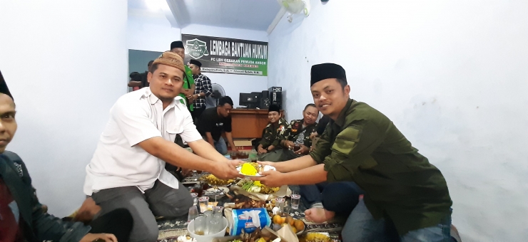 Ahmad Munsip Ketua GP Ansor Brebes Menerima Potongan Tumpeng dari Ketua LBH Ansor Taufiq Hidayatullah (Dokpri)