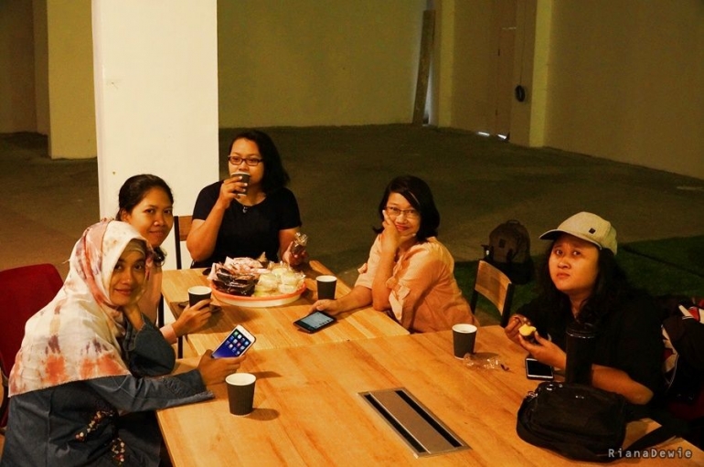 Sebagian bidadari KJOG mulai ngopi & nye-nack di coworking space Sleman City Hall (dok. Vika K.)