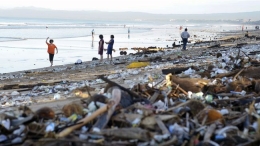 Ilustrasi sampah di tempat pariwisata | Foto CNN Indonesia.com