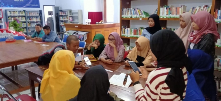 Mahasiswa memanfaatkan koleksi buku perpustakaan dan internet untuk mendukung diskusi (dokpri).