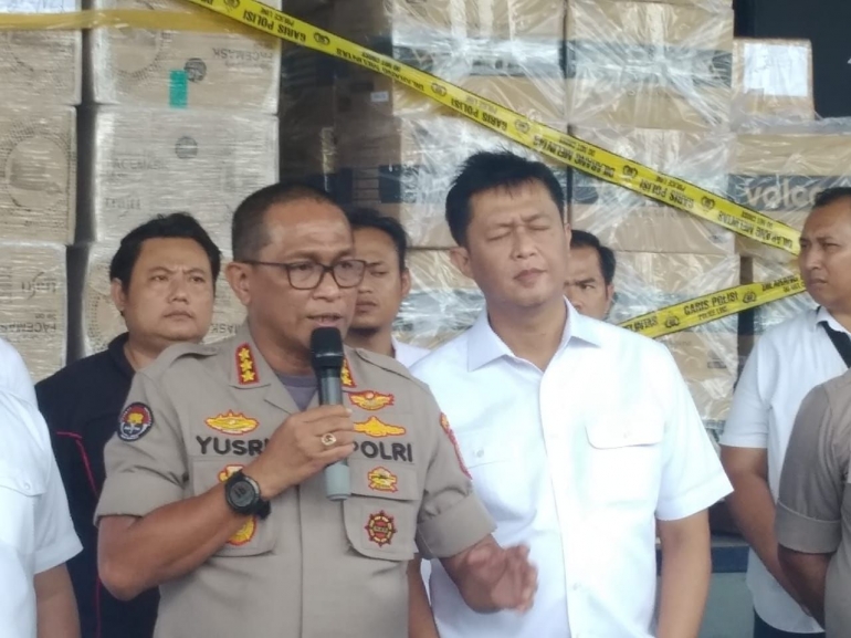 Kabid Humas Polda Metro Jaya, Kombes Pol Yusri Yunus menyegel barang sitaan masker di wilayah Neglasari, kota Tangerang saat jumpa pers, Rabu (4/3).