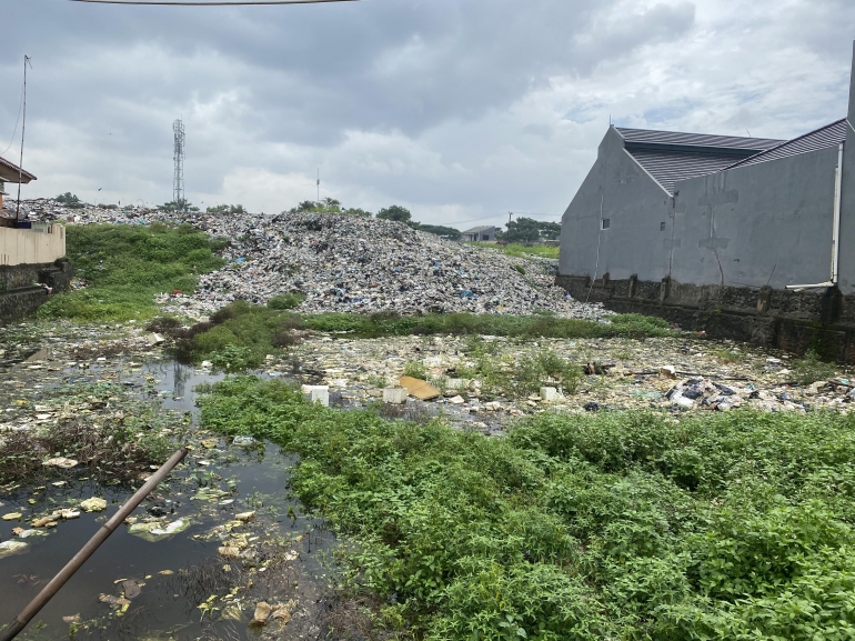 Potret Sungai Cileungsi yang tertimbun limbah pabrik  dan limbah rumah tangga. (26/02/2020)
