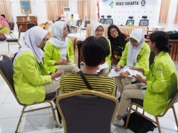 Deskripsi : Mahasiswa Poltekkes Jakarta 1 diskusi kelompok dengan salh-satu pasien rawat jalan RSKO Jakarta I Sumber Foto: dokpri