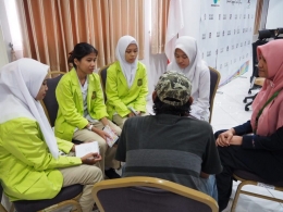 Deskripsi : Mahasiswa Poltekkes Kemenkes Jakarta 1 (satu) melakukan diskusi kelompok dengan pasien rawat jalan I Sumber Foto: dokpri