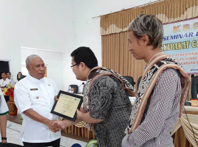 Bertukar Memorabilia dengan Wabup Belu, Drs. J.T. Ose Luan - Dokumentasi Panitia