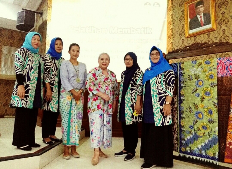 Ibu-ibu warga kecamatan Larangan bersama ibu Dr. Ir. Indra Tjahyani (dokpri)
