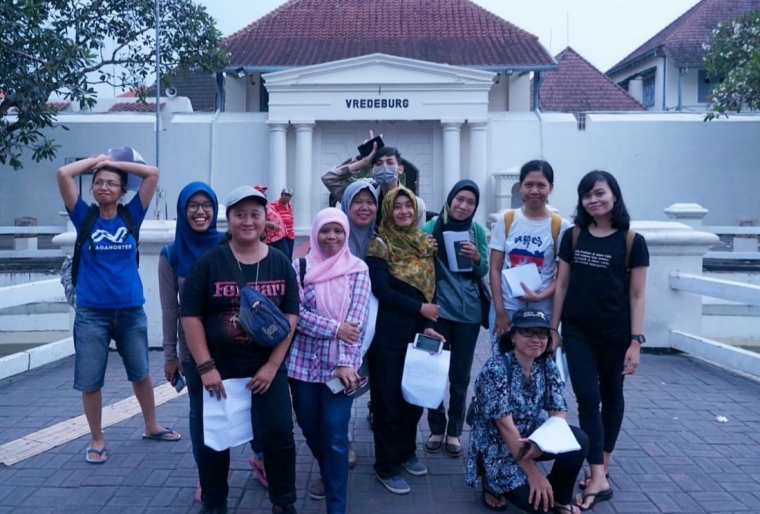 Peserta berfoto di depan Benteng Vredeburg | Doc: Riana