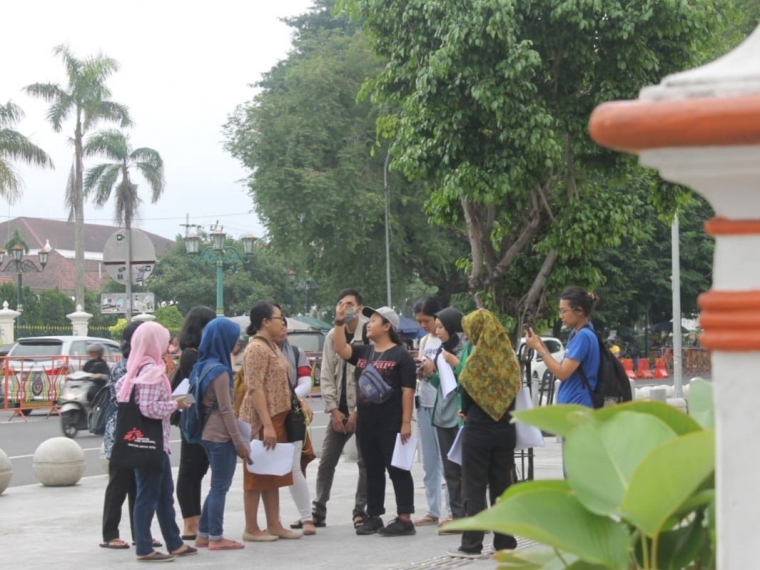 Peserta mendengar penjelasan tentang Titik Nol Kilometer | Doc: Pak Eko