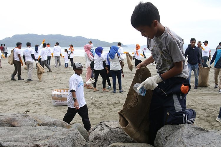Bersih-bersih sampah di obyek wisata harus dilakukan untuk menghadirkan kenyamanan wisatawan| Sumber: Kompas.com/Raja Umar