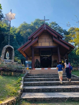 Pengaruh agama Kristen dapat terlihat dari keberadaan gereja di perkampungan Baan Tong Luang