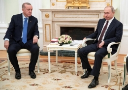 Turkish President Tayyip Erdogan and Russian President Vladimir Putin talk during a meeting in Moscow, Russia March 5, 2020. (Reuters) via TRTNews.com