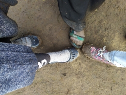 Kondisi tanah sehabis hujan, membuat alas kaki kami kotor (Dokumentasi pribadi)