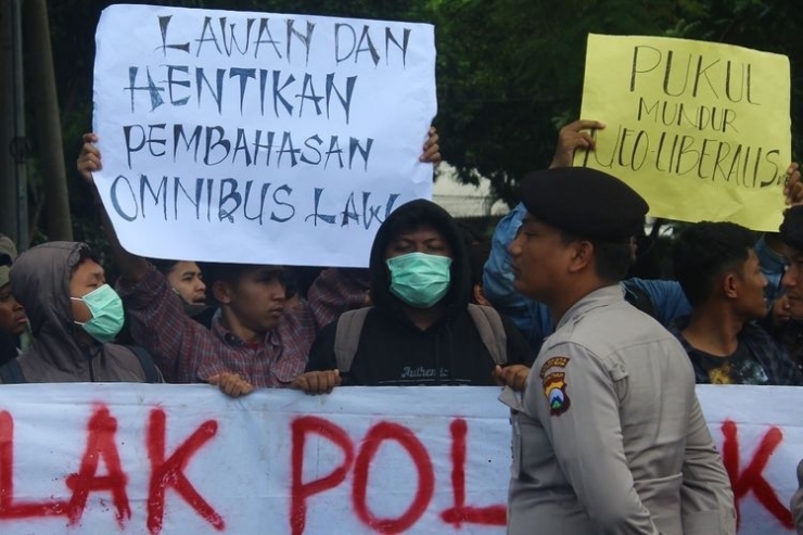Sejumlah mahasiswa yang tergabung dalam Aliansi Rakyat untuk Demokrasi berdemonstrasi menolak RUU Omnibus Law Cipta Kerja di depan Gedung DPRD Kota Malang, Senin (24/2/2020).(KOMPAS.COM/ANDI HARTIK)