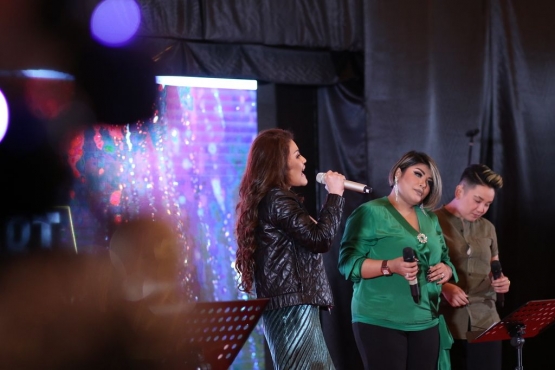 Artha meris simbolon bersama Maleena and Friends di Christmas Charity Concert 2018