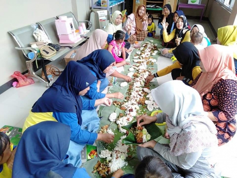 Makan bersama (Dok Mufarohah)